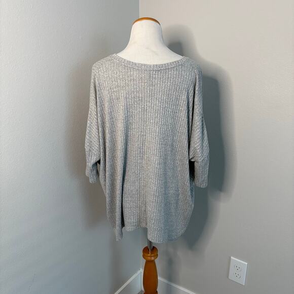 Korye Gray Ribbed V-Neck Short Sleeve Top - Medium‎ - Picture 2 of 4